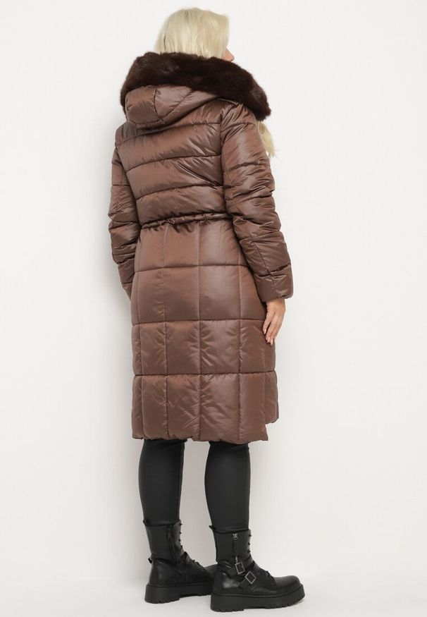 Born2be - Brązowa Pikowana Kurtka ze Ściągaczem w Talii i Odpinanym Futerkiem przy Kapturze Zemilae. Okazja: na co dzień. Kolekcja: plus size. Kolor: brązowy. Materiał: futro. Długość rękawa: długi rękaw. Długość: długie. Styl: elegancki, casual