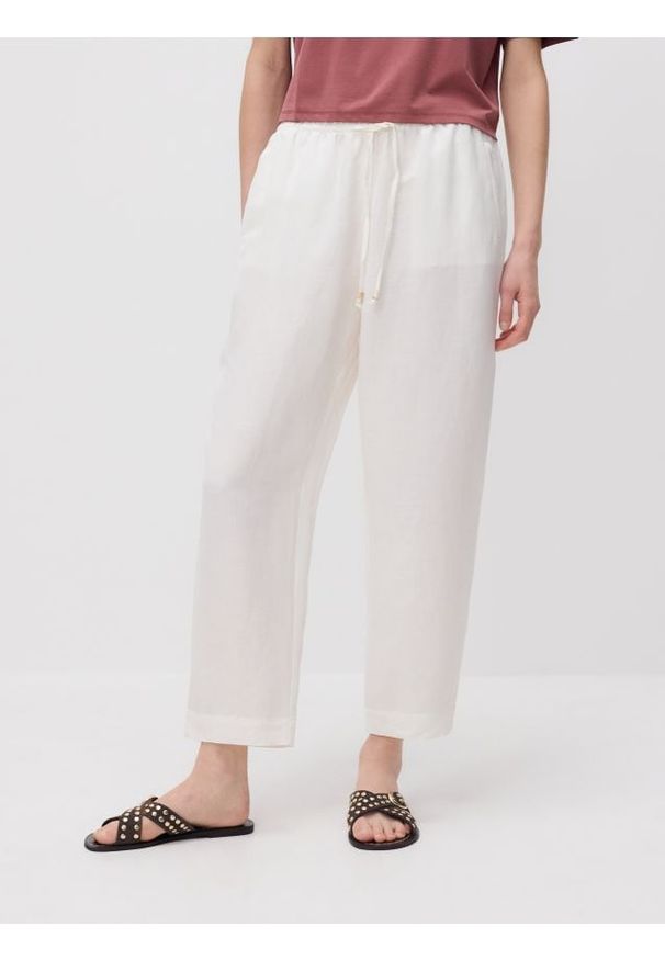 Reserved - Spodnie jogger z lnem - biały. Kolor: biały. Materiał: len