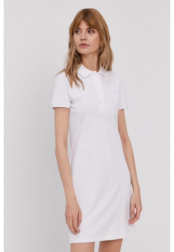 Lacoste - EF5473. Kolor: biały. Materiał: dzianina, materiał. Długość rękawa: krótki rękaw. Wzór: gładki. Typ sukienki: dopasowane
