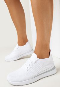 Born2be - Białe Sneakersy Stessia. Okazja: na co dzień. Nosek buta: okrągły. Zapięcie: bez zapięcia. Kolor: biały. Materiał: materiał. Szerokość cholewki: normalna. Wzór: jednolity #1