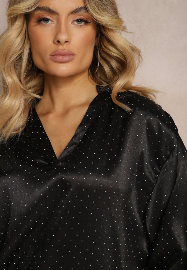 Renee - Czarna Bluzka Satynowa z Długim Rękawem i Dekoltem w Serek Ozdobiona Cyrkoniami Yontia. Okazja: do pracy, na co dzień. Typ kołnierza: dekolt w serek. Kolor: czarny. Materiał: satyna. Długość rękawa: długi rękaw. Długość: długie. Wzór: aplikacja. Styl: casual, klasyczny, wizytowy