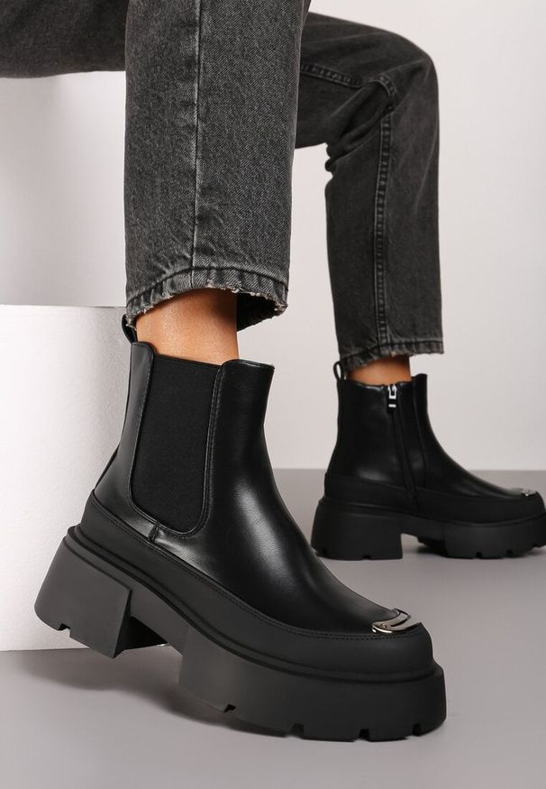 Born2be - Czarne Botki na Grubej Podeszwie z Metaliczną Aplikacją i Gumką z Boku Terisie. Okazja: na co dzień. Kolor: czarny. Materiał: jeans. Wzór: aplikacja. Styl: casual, elegancki