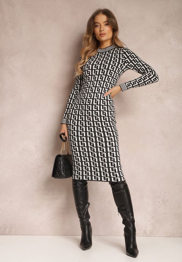 Renee - Czarno-Biała Sukienka Dzianinowa w Geometryczny Wzór z Półgolfem Warina. Okazja: do pracy. Kolor: czarny. Wzór: geometria. Typ sukienki: bodycon. Materiał: dzianina. Długość rękawa: długi rękaw. Sezon: jesień, zima. Styl: klasyczny. Długość: midi