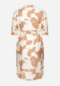 Born2be - Beżowa Sukienka z Wiskozą w Abstrakcyjny Wzór z Wiązanym Paskiem Ilanilia. Okazja: na co dzień. Typ kołnierza: dekolt w kształcie V. Kolekcja: plus size. Kolor: beżowy. Typ sukienki: dla puszystych. Materiał: wiskoza. Długość rękawa: krótki rękaw. Sezon: wiosna, lato. Styl: casual, elegancki #4