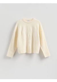 Reserved - Sweter z obniżoną linią ramion - kremowy. Kolor: kremowy. Materiał: dzianina, wełna
