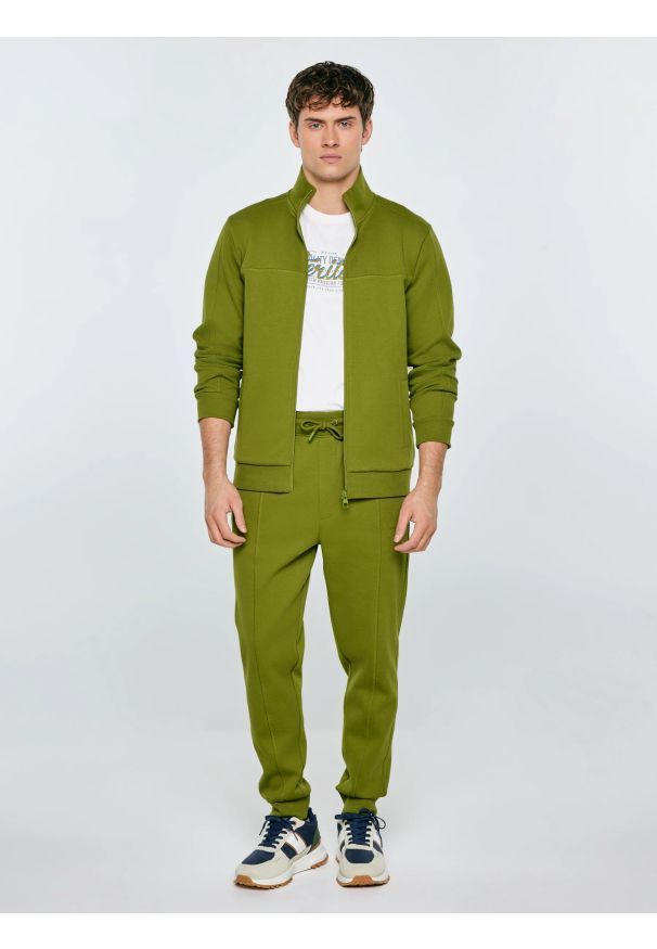 Big-Star - Bluza męska rozpinana ze stójką khaki Wlador 301. Okazja: na co dzień. Typ kołnierza: kołnierzyk stójkowy. Kolor: zielony. Materiał: dzianina, dresówka, materiał. Wzór: ze splotem, nadruk. Styl: klasyczny, casual