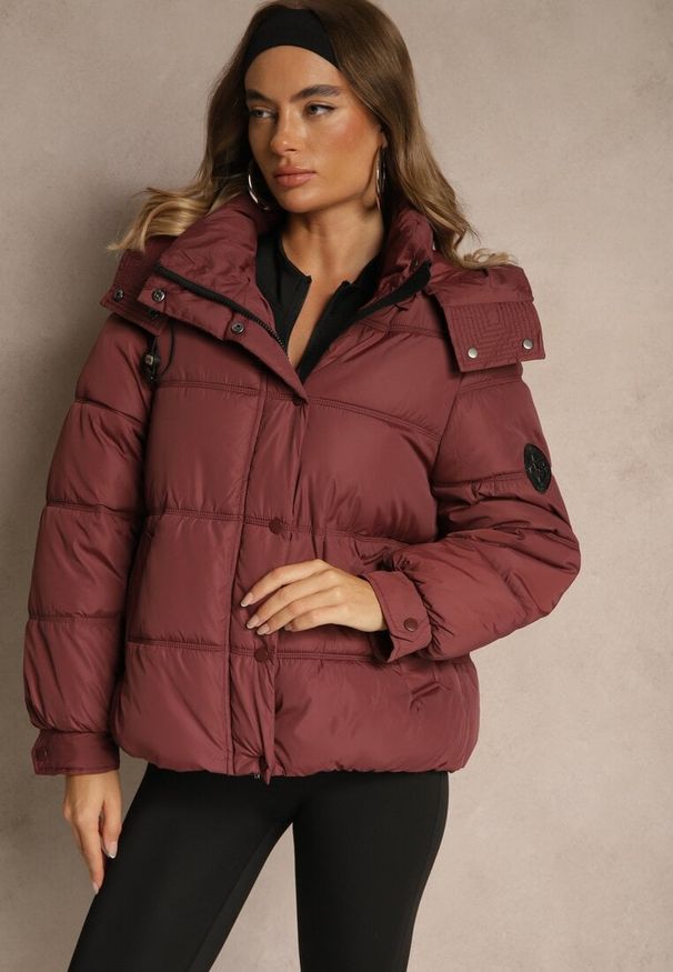 Renee - Bordowa Oversizowa Kurtka Puffer z Kapturem i Naszywką przy Rękawie Azine. Okazja: na co dzień. Typ kołnierza: kaptur. Kolor: czerwony. Materiał: jeans, dzianina. Wzór: aplikacja. Styl: casual