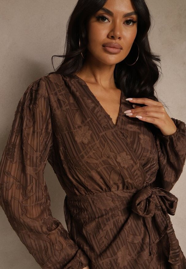 Renee - Brązowa Sukienka w Kwiaty o Kopertowym Kroju z Wiązanym Paskiem Essna. Kolor: brązowy. Materiał: poliester. Wzór: kwiaty. Typ sukienki: kopertowe