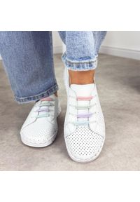 Białe ażurowe skórzane półbuty damskie Cambell 40348. Okazja: na co dzień. Nosek buta: okrągły. Zapięcie: bez zapięcia. Kolor: biały. Szerokość cholewki: normalna. Wzór: ażurowy. Materiał: skóra. Sezon: wiosna, lato. Styl: elegancki, klasyczny, casual #1