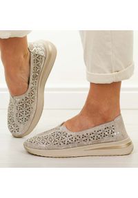 Beżowe skórzane ażurowe półbuty damskie T.Sokolski w26-653. Okazja: na co dzień. Nosek buta: okrągły. Zapięcie: bez zapięcia. Kolor: beżowy. Szerokość cholewki: normalna. Wzór: ażurowy. Materiał: skóra. Sezon: wiosna, lato. Styl: casual, klasyczny #1