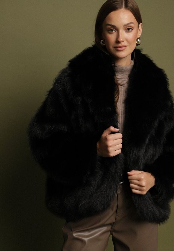 Born2be - Czarna Kurtka Futerko z Kapturem i Kieszeniami Acantte. Okazja: na co dzień. Typ kołnierza: kaptur. Kolor: czarny. Materiał: futro. Styl: casual, elegancki