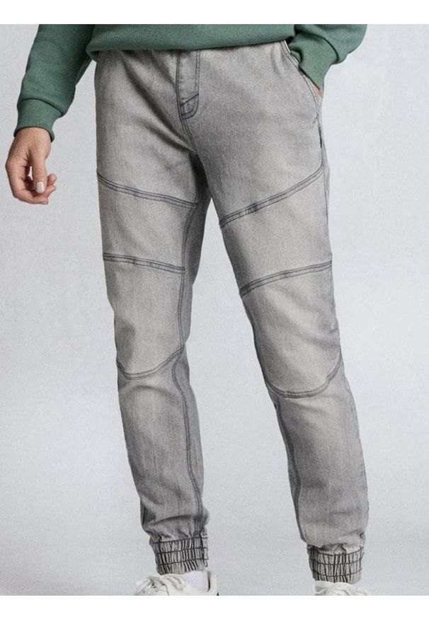 Sinsay - Jeansy jogger z efektem sprania - kremowy. Kolor: kremowy