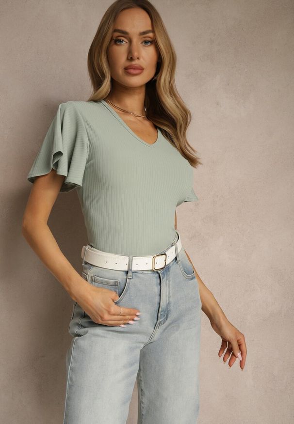 Renee - Zielona Bluzka Ozdobiona Rozkloszowanymi Rękawami Sunetha. Okazja: na co dzień. Typ kołnierza: dekolt w kształcie V. Kolor: zielony. Materiał: jeans. Wzór: aplikacja. Styl: casual, elegancki