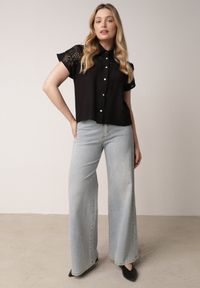 Born2be - Czarna Koszula z Wiskozy na Krótki Rękaw z Ażurowymi Wstawkami Kakara. Okazja: na co dzień, do pracy, na spotkanie biznesowe. Kolor: czarny. Materiał: wiskoza. Długość rękawa: krótki rękaw. Długość: krótkie. Wzór: ażurowy. Styl: klasyczny, casual, biznesowy, elegancki #2