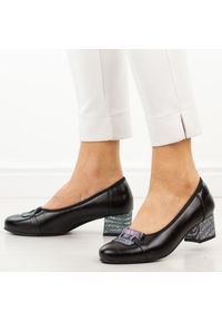 POTOCKI - Czarne skórzane czółenka damskie Potocki 19409. Okazja: na wesele, na imprezę, na ślub cywilny. Nosek buta: okrągły. Kolor: czarny. Szerokość cholewki: normalna. Materiał: skóra. Sezon: wiosna, lato, jesień. Obcas: na obcasie. Styl: wizytowy, klasyczny, elegancki. Wysokość obcasa: niski #1