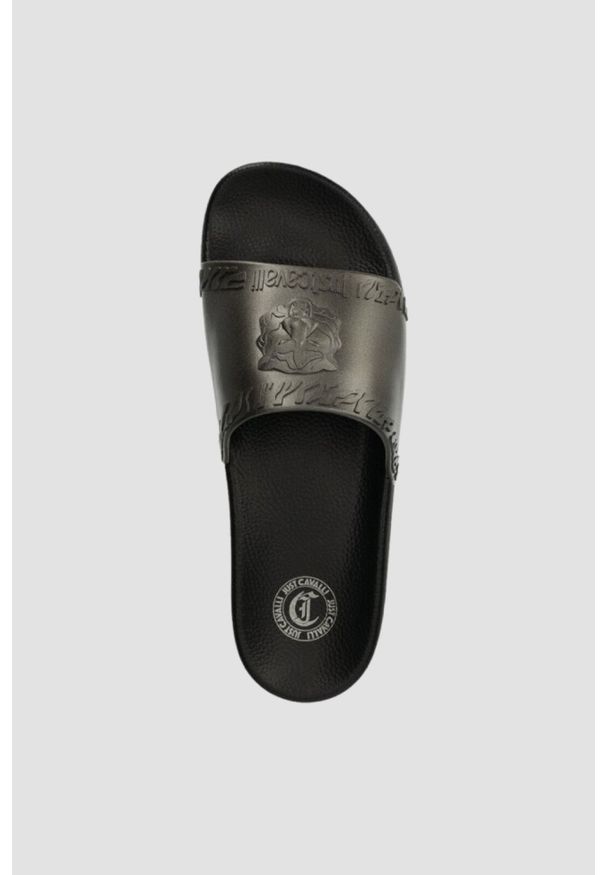 Just Cavalli - JUST CAVALLI Czarno-srebrne klapki Fondo Pool. Kolor: czarny