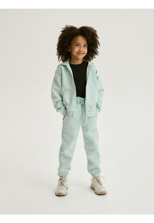 Reserved - Spodnie dresowe - jasnoturkusowy. Kolor: turkusowy. Materiał: dresówka. Wzór: gładki