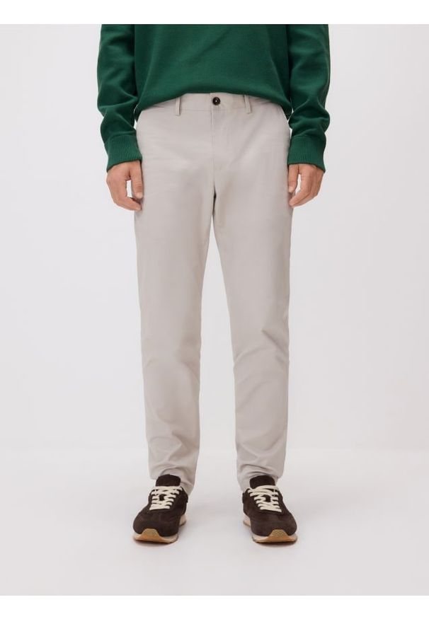 Reserved - Bawełniane spodnie chino slim - jasnoszary. Kolor: szary. Materiał: bawełna