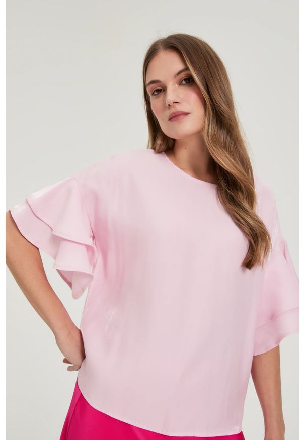 MOODO - Koszula z falbanami na rękawach różowa. Kolor: różowy. Materiał: poliester