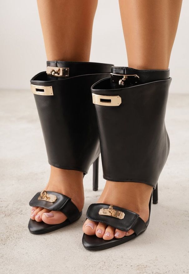 Renee - Czarne Sandały Typu Botki z Metalicznymi Klamrami Zaehlyss. Zapięcie: klamry. Kolor: czarny. Materiał: skóra, lakier. Styl: rockowy, wizytowy