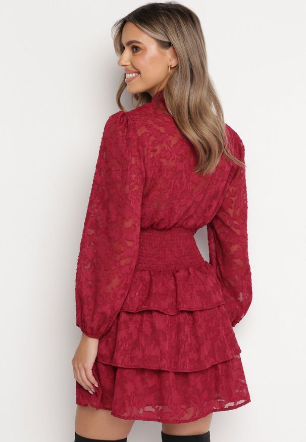 Born2be - Czerwona Taliowana Sukienka Mini Koronkowa z Falbankami Ciluna. Typ kołnierza: kołnierz z falbankami. Kolor: czerwony. Materiał: koronka. Długość: mini