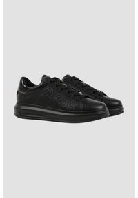 Karl Lagerfeld - KARL LAGERFELD Czarne sneakersy męskie z monogramem KAPRI Emboss, Rozmiar 44. Okazja: na co dzień. Kolor: czarny. Materiał: skóra. Szerokość cholewki: normalna #3