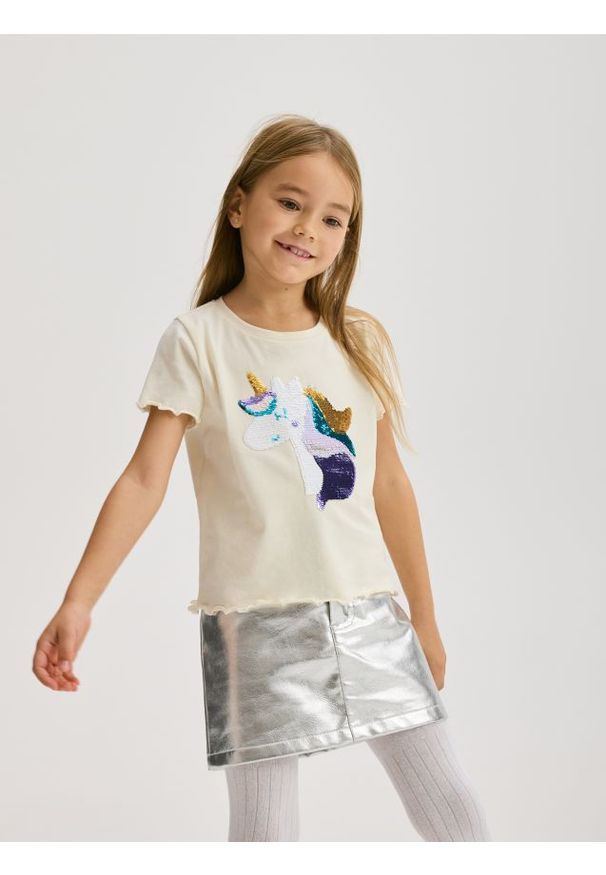 Reserved - T-shirt z cekinową aplikacją - złamana biel. Materiał: bawełna. Wzór: aplikacja