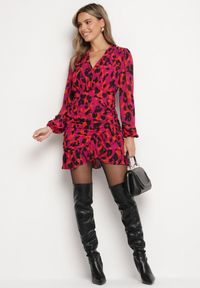 Born2be - Czerwona Panterkowa Kopertowa Sukienka Ozdobiona Marszczeniem i Falbaną Valentica. Okazja: na spacer. Typ kołnierza: dekolt w kształcie V. Kolor: czerwony. Długość rękawa: długi rękaw. Wzór: aplikacja. Sezon: jesień. Typ sukienki: kopertowe. Styl: klasyczny, elegancki #3