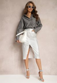 Renee - Srebrna Ołówkowa Spódnica Metaliczna Midi Serenita. Kolor: srebrny. Materiał: tkanina. Styl: elegancki