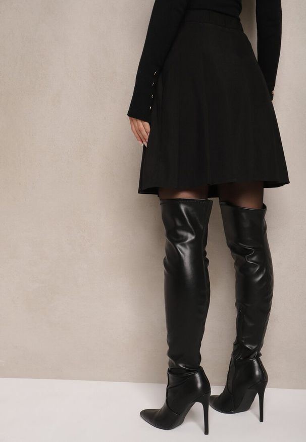 Renee - Czarna Spódnica z Wiskozą o Rozkloszowanym Kroju z Plisami i Gumką w Pasie w Stylu Preppy Iliola. Okazja: na co dzień. Kolor: czarny. Materiał: wiskoza. Styl: elegancki, casual