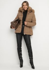Born2be - Brązowa Taliowana Kurtka z Pikowanymi Przeszyciami i Kapturem z Futerkiem Olennea. Okazja: na co dzień, na spotkanie biznesowe, do pracy. Kolor: brązowy. Materiał: futro. Styl: biznesowy, casual, klasyczny #3