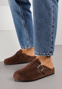 Born2be - Ciemnobrązowe Klapki Typu Mule z Imitacji Zamszu z Paskiem z Klamerką Anevitta. Okazja: na co dzień, na spacer. Kolor: brązowy. Materiał: zamsz. Styl: klasyczny, casual, elegancki