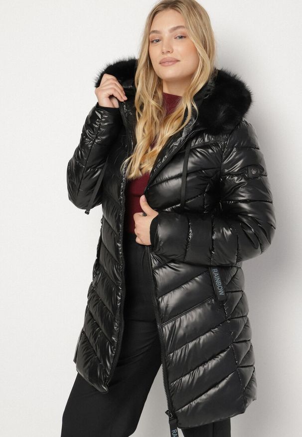 Born2be - Czarna Pikowana Kurtka z Kapturem z Futerkiem Zorria. Typ kołnierza: kaptur. Kolekcja: plus size. Kolor: czarny. Materiał: futro. Wzór: aplikacja