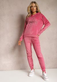 Renee - Różowy Dresowy Komplet z Weluru Klasyczne Spodnie i Bluza Ozdobiona Napisem z Brokatem Nerissali. Kolor: różowy. Materiał: welur, dresówka. Wzór: aplikacja, napisy