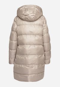 Born2be - Beżowa Pikowana Kurtka o Długim Kroju z Kapturem Kieszeniami i Dwustronnym Suwakiem Sanarose. Okazja: na spacer, na co dzień. Typ kołnierza: kaptur. Kolor: beżowy. Materiał: dzianina, polar, jeans. Długość: długie. Wzór: aplikacja. Styl: casual, elegancki #7