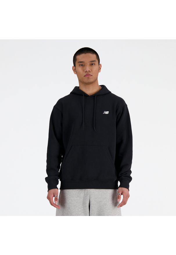 Bluza męska New Balance MT41511BK – czarna. Typ kołnierza: kaptur. Kolor: czarny. Materiał: dresówka, poliester, bawełna. Wzór: aplikacja