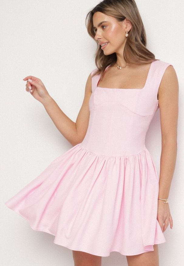 Born2be - Różowa Rozkloszowana Sukienka Ozdobiona Kwadratowym Dekoltem Halelira. Okazja: na co dzień. Typ kołnierza: dekolt kwadratowy. Kolor: różowy. Wzór: aplikacja. Typ sukienki: rozkloszowane, proste. Styl: klasyczny, casual, elegancki