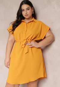 Renee - Żółta Sukienka Koszulowa Wiązana w Pasie z Krótkimi Rękawami Wellwood. Kolekcja: plus size. Kolor: żółty. Materiał: tkanina. Długość rękawa: krótki rękaw. Wzór: gładki. Sezon: lato, wiosna. Typ sukienki: koszulowe. Długość: midi