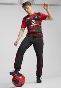 Puma - Męska koszulka przedmeczowa z krótkim rękawem AC Milan PUMA. Kolor: czerwony, wielokolorowy, czarny. Długość rękawa: krótki rękaw. Długość: krótkie