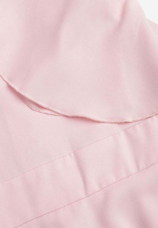 Renee - Różowa Sukienka o Rozkloszowanym Kroju z Falbanami Bouchard. Typ kołnierza: dekolt w kształcie V. Kolor: różowy. Materiał: tkanina. Wzór: jednolity, gładki. Styl: klasyczny, wizytowy. Długość: maxi