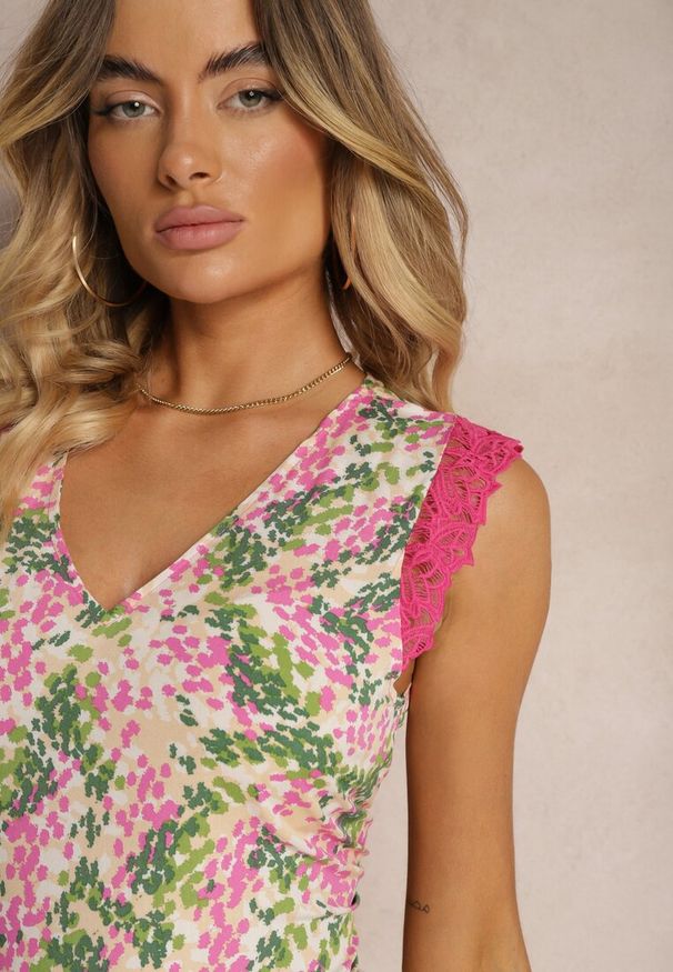 Renee - Różowo-Zielony Top Ozdobiony Koronką Przy Ramionach z Wiskozy Lrivia. Okazja: na co dzień. Typ kołnierza: dekolt w kształcie V. Kolor: różowy. Materiał: wiskoza, koronka. Wzór: aplikacja, koronka. Sezon: wiosna, lato. Styl: elegancki, casual, klasyczny