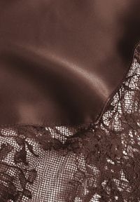 Renee - Brązowa Koktajlowa Spódnica z Satyny z Koronką Avelori. Kolor: brązowy. Materiał: satyna, koronka. Wzór: koronka. Styl: wizytowy #2