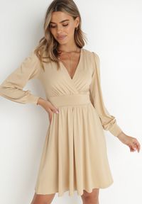 Born2be - Jasnobeżowa Sukienka Kopertowa Taliowana Maecenus. Okazja: na co dzień. Typ kołnierza: dekolt w serek. Kolor: beżowy. Materiał: wiskoza. Typ sukienki: kopertowe. Styl: casual, elegancki #1