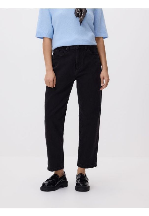 Reserved - Jeansy mom fit z krótszą nogawką - czarny. Kolor: czarny. Długość: krótkie