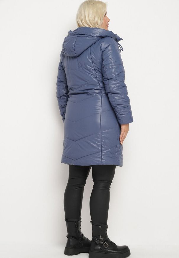 Born2be - Granatowa Kurtka z Kapturem Ozdobiona Przeszyciami ze Ściągaczami Ittasia. Okazja: na co dzień. Typ kołnierza: kaptur. Kolor: niebieski. Materiał: wełna, jeans. Wzór: aplikacja. Styl: casual, elegancki