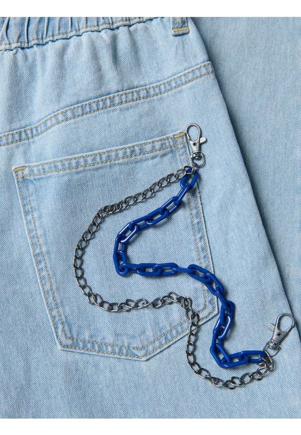 Reserved - Jeansy baggy z łańcuchem - niebieski. Kolor: niebieski