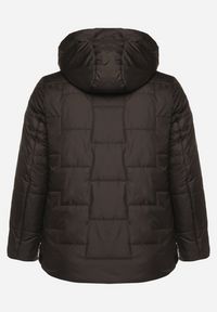 Born2be - Czarna Pikowana Kurtka z Kapturem i Ozdobnymi Suwakami Tulirisa. Okazja: na co dzień. Typ kołnierza: kaptur. Kolekcja: plus size. Kolor: czarny. Materiał: jeans. Styl: sportowy, casual #5
