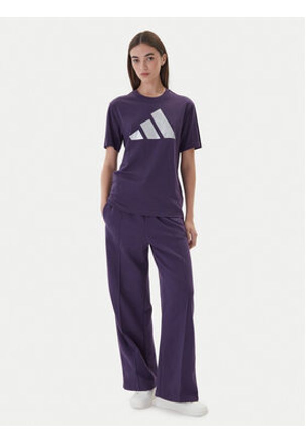 Adidas - adidas T-Shirt Holiday Metallic Graphic JV8527 Fioletowy Regular Fit. Kolor: fioletowy. Materiał: bawełna