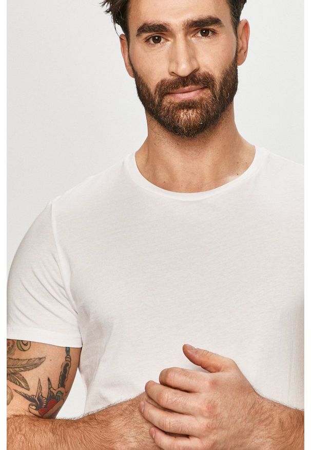 Lacoste - T-shirt. Okazja: na co dzień. Kolor: biały. Materiał: dzianina. Wzór: gładki. Styl: casual