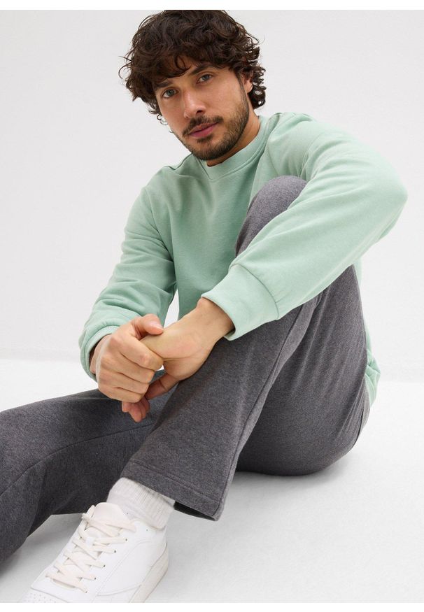 bonprix - Spodnie sportowe z praktycznymi kieszeniami zapinanymi na zamek. Kolor: szary. Styl: sportowy